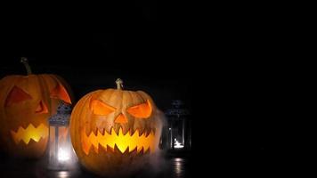 halloween bakgrund med pumpa huvud lykta och ljus. halloween pumpa jack-o-lantern foto