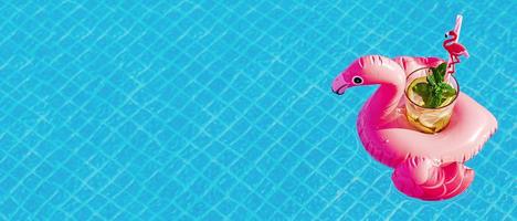 färsk coctail mojito på uppblåsbar rosa flamingo leksak vid poolen. semester koncept. foto