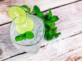 citronläsk kall dryck citronsaft med läsk på is garnerad med skivade citroner för att garnera. applicera citronsaft och salt i munnen på glaset. garnera med myntablad ovanför. som en drink foto