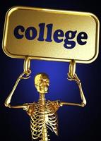 college ord och gyllene skelett foto