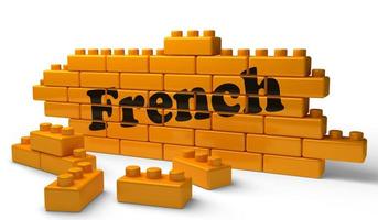 franska ordet på gul tegelvägg foto