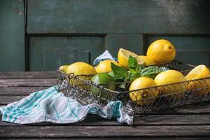 citroner, limefrukter och mynta foto