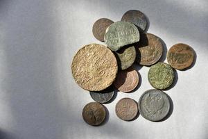 gamla kejserliga mynt på en vit bakgrund foto