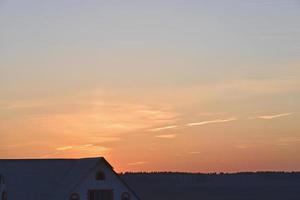 kväll solnedgång himmel och horisont med skog foto