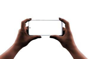 telefon i kvinna händer horisontell. isolerad bakgrund och display för mockup, app presentation. mörk hud foto
