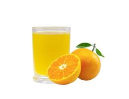 färsk apelsinjuice i glas eller flaska med frukt, isolerad på vitt foto