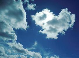 naturligt hjärta form moln i den blå himlen foto