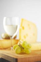 ost och vin på ett träbord foto