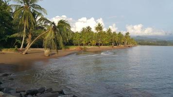 fantastisk utsikt över stranden på eftermiddagen foto