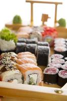 sushi uppsättning isolerad på vit bakcground foto