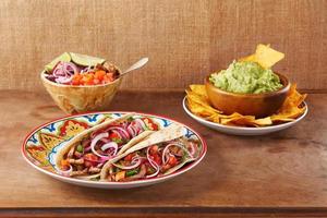 nötkött och grönsaker mexikansk tacos foto