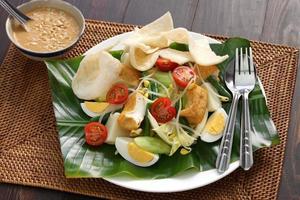 gado gado, indonesisk sallad med jordnötsås foto