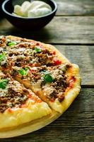 pizza med kött, mozzarella och oregano foto