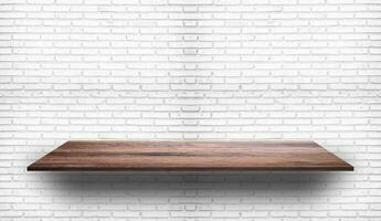 tom trä plank hylla på vit tegelvägg mönster bakgrund. design för produktvisning, mockup, annonsering, banner eller montage foto