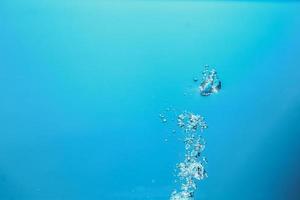 abstrakt bakgrundsbild av bubblor i blått vatten. foto