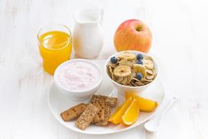 hälsosam frukost - spannmål, frukt, yoghurt och juice foto
