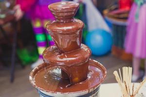 chokladfontän med fondue, frukt och marshmallow på barnfest