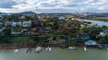 Flygfoto över en brasiliansk stad foto