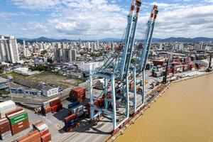 santa catarina, Brasilien 20, 22 mars - Flygfoto över APM-terminalerna itajai och dess urbana omgivningar foto