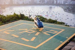 Rio de Janeiro, Brasilien, okt 2019 - panoramaflyghelikopter som landar i helikopterplatta på toppen av berget sugarloaf, Rio de Janeiro, Brasilien. foto