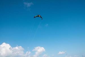 cumbuco beach, berömd plats nära fortaleza, ceara, Brasilien. cumbuco beach full av kitesurfare. mest populära platserna för kitesurfing i Brasilien, vindarna är goda under hela året. foto