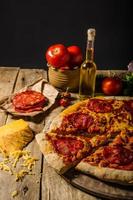 rustik salamipizza med cheddarost och chorizo foto