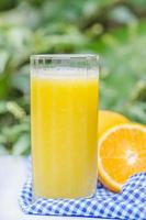 glas nypressad apelsinjuice