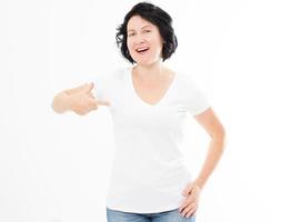 glad leende kvinna i vit t-shirt pekar på sig själv. punkt tshirt mock up kopia utrymme foto