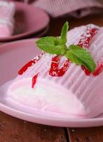 jordgubbar vaniljkaka rullglass foto