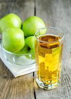 äppeljuice med färska äpplen foto