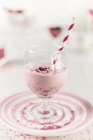 strö jordgubbsjokurt och naturlig frukt ingrediens milkshake