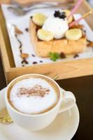 kopp cappuccino kaffe och honung toast glass