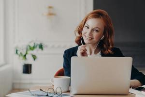 universitetsstudent studerar online hemifrån, diskuterar projektarbete med professor, poserar i coworking space och dricker aromatiskt kaffe. videokonferens, vitrual event, onlineutbildningskoncept foto