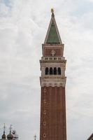 St Mark's Campanile - Campanile di San Marco på italienska, klocktornet i St Mark's Basilica i Venedig, Italien. foto