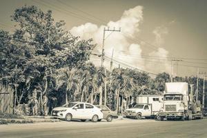 tulum quintana roo mexico 2022 lastbilar dumper och andra industrifordon i tulum mexico. foto