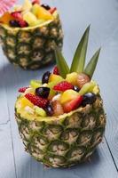 färsk fruktsallad serveras i skålar med färsk ananas