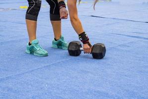 styrkelyftsutrustning, styrkelyfttävling utomhus, närbilder med atletisk utrustning foto