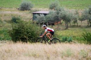 cykelförare på cyclocross cykelträning utomhus på grusväg foto