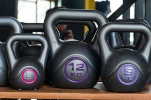 många slumpmässiga kettlebells i plast foto