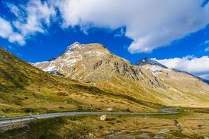 alperna berg med snö bivio, albula, graubuenden, schweiz. foto