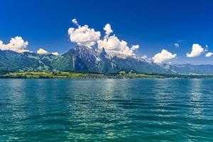 klar transparent azurblå sjö thun, thunersee, bern, schweiz foto