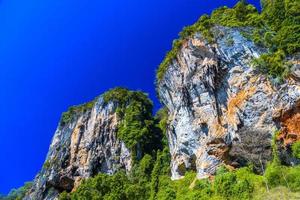 klippa med blå himmel, tonsai bay, railay beach, ao nang, kra foto