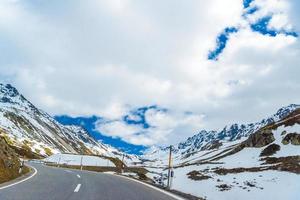 väg bland snöiga alperna, fluelapass, davos, graubuende foto