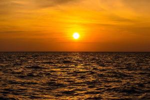 solnedgång ovanför vattnet, phi phi leh öarna, Andamansjön, krabi, tha foto