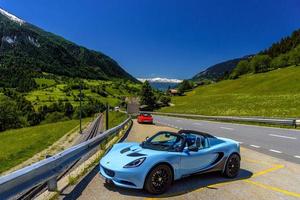 filet, schweiz - apr 2017 blue lotus elise i schweiziska alperna, m foto