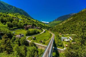 järnväg i alperna bergsdalen, moerel, filet, oestlich raron, wallis valais schweiz foto