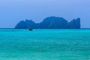 phi phi leh öar i azurblå Andamansjön, krabi, thailand foto