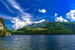 klar transparent azurblå alpnachstadt, alpnach, obwalden, switze foto