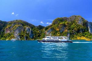 färjor och klippor, ön phi phi don, andamansjön, krabi, thail foto