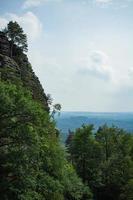 landskap i bergen i tjeckiska schweiz nationalpark, tallskog och klippor foto